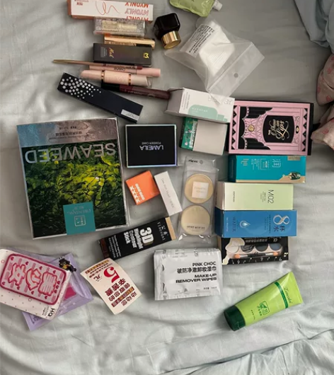 一堆彩妆 修容粉饼 口红 睫毛膏 卸妆巾 ...