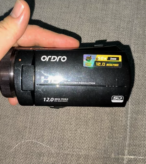 欧达数码摄像机，成色看图，没有电池不知道好...