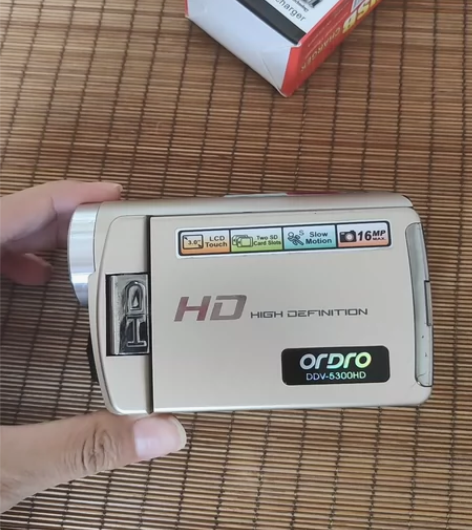 出一款欧达品牌的DV相机，拥有经典的银色外...