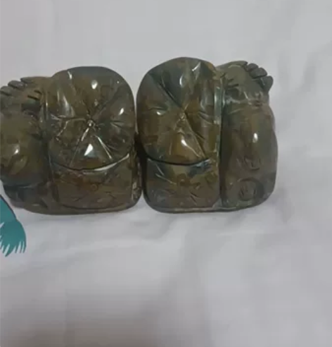 家里闲置一对天然奇石雕刻镇纸，具体什么石材...