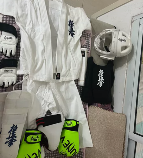 空手道护具6件套，及全新道服一套。六件套使...