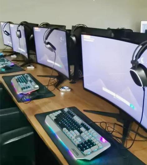 电竞网咖，开了三个月倒闭，98台高配电脑主...