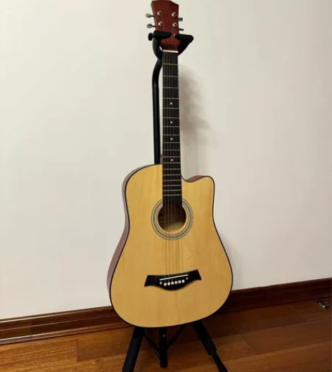 出一把38寸初学者吉他，拥有经典的原木色+...