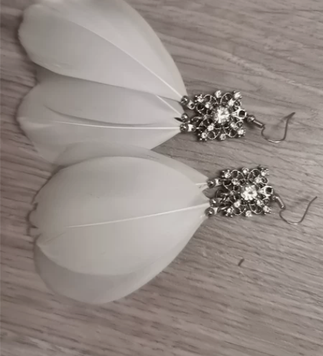 两对羽毛耳坠，一个是纯白色的 一个是黑金配...