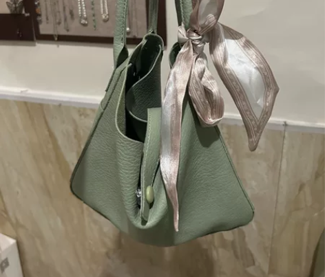 女生自用各种闲置包包 全部30一个 感兴趣...