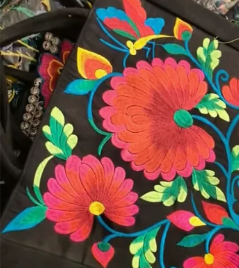 民族风绣花单肩大包几十个 批发零售都可 感...