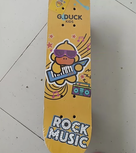 给孩子买的滑板，不会玩，包装也没拆，轮子稍...