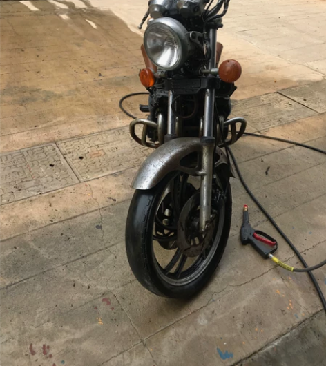 雅马哈XJR-750摩托车，传动轴驱动，车...