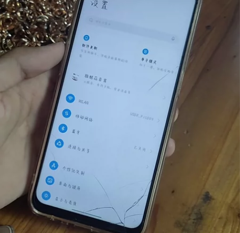 真我Q3 后壳划痕明显，屏幕有裂痕，功能正...