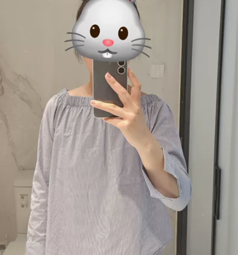 出图中为ZARA 女士春夏条纹衬衫 一字肩...