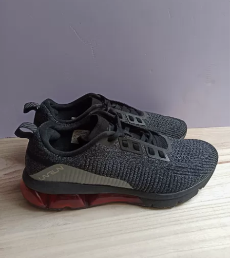 李宁男鞋41码，黑色透气休闲运动鞋，成色中...