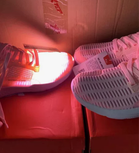 特步虫洞跑鞋，功能型鞋底看图片，很软，巨舒...