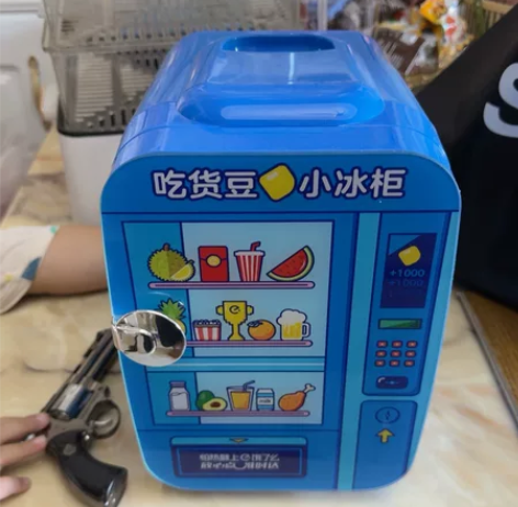 出吃货豆品牌的冷暖柜，拥有鲜艳的蓝色外观和...