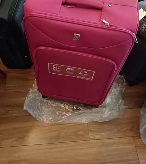 原价769，699爱华仕行李箱单肩包低价出...