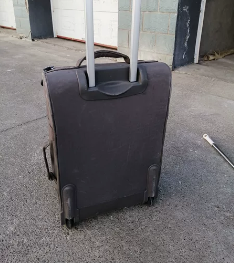 箱包，土黄色长60，宽30，卖35元，上边...