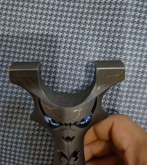 低价出售一把自用钛合金恶魔小怪兽龙齿弹弓，...