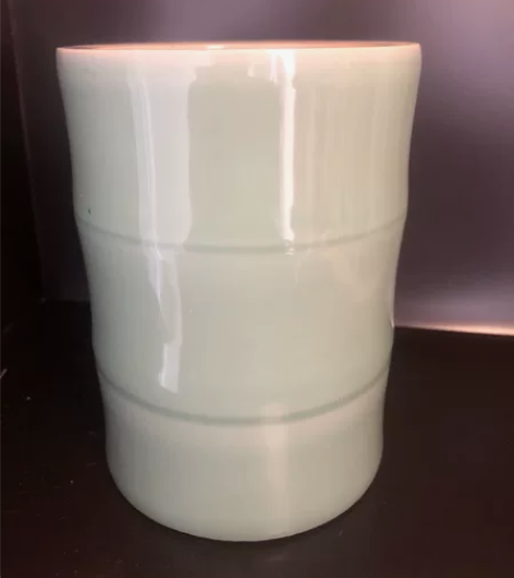 豆青釉笔筒 ，品相尺寸如图 器型与釉色是仿清代晚期风格，豆青...