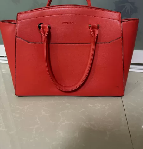 大红色稻草人手拎包，95成新，无瑕疵，原价...