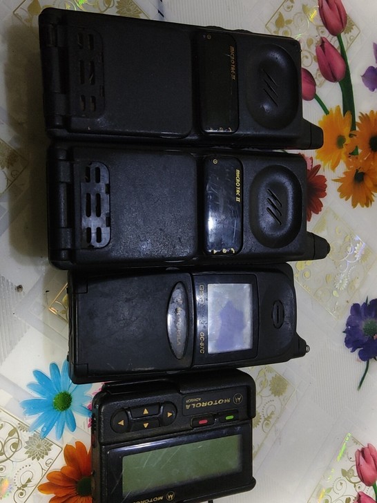 摩托罗拉四个，三个手机，一个BB机，不开机...