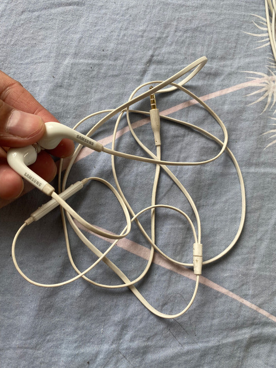 三星手机带的耳机，原装的，便宜转了