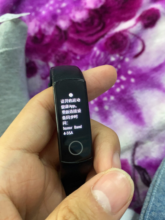 荣耀手环四表面有划痕，配件齐全表带很新，没...