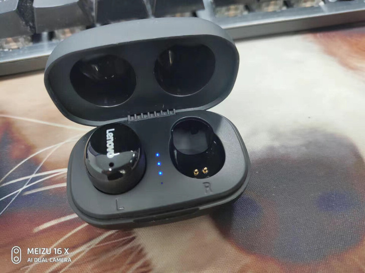 联想正品耳机，试用了一下没有杂音，打游戏听...