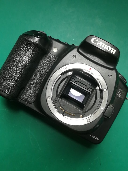 伊拉克成色佳能相机20D外壳里只有一个人反...