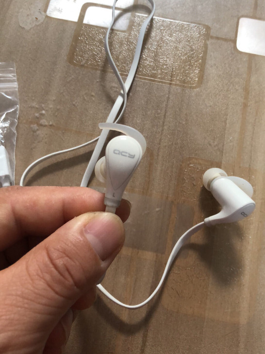 QCY蓝牙耳机。没怎么用过。耳机太多。