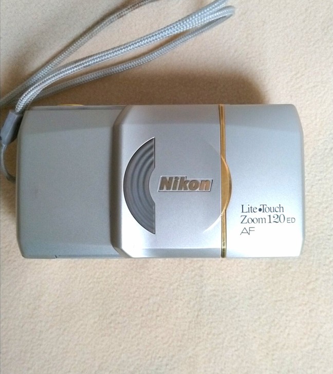 这是一部尼康胶卷相机，收藏相机的朋友请关注...