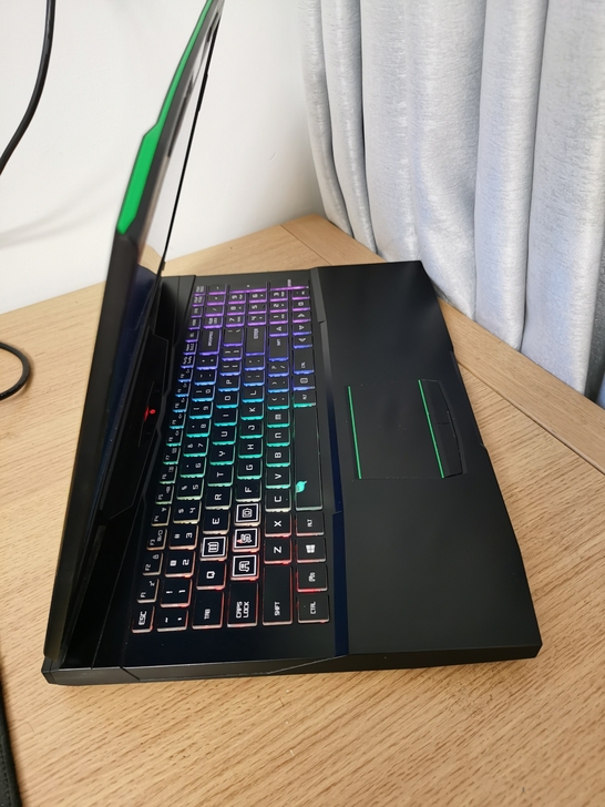 神舟战神笔记本电脑，成色很不错，具体配置看...