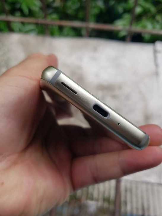 金色 夏普RC手机，型号701SH，关联S...