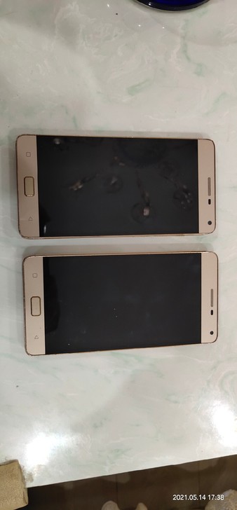 联想手机一对，屏幕好好的，功能正常，上面配...