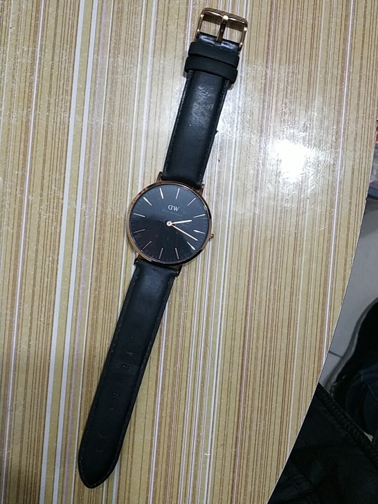 DW男表，B40R8，表盘40mm，表面有...