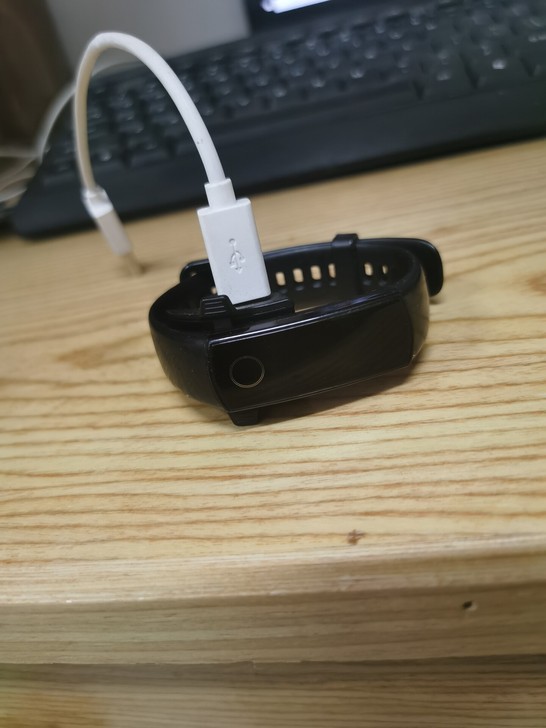荣耀手环4+原装充电设备