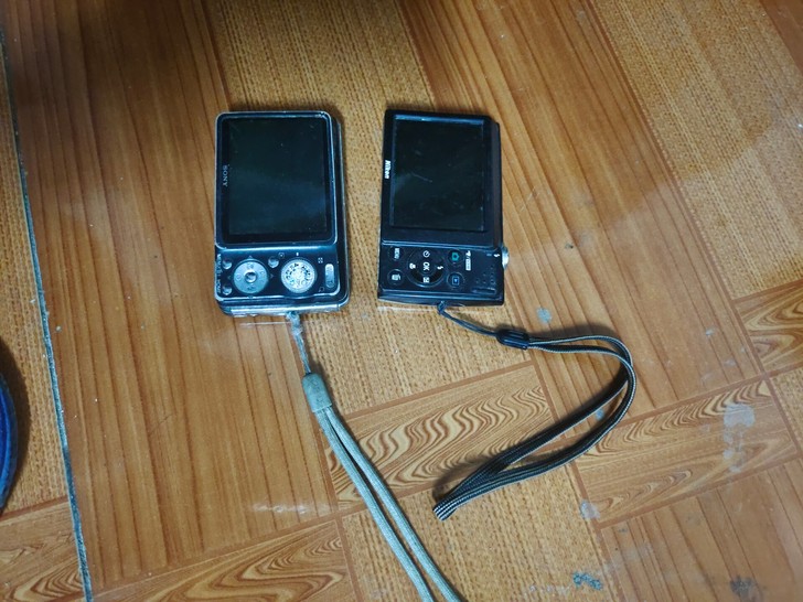 打包两台数码相机，一台尼康S2500，一台...