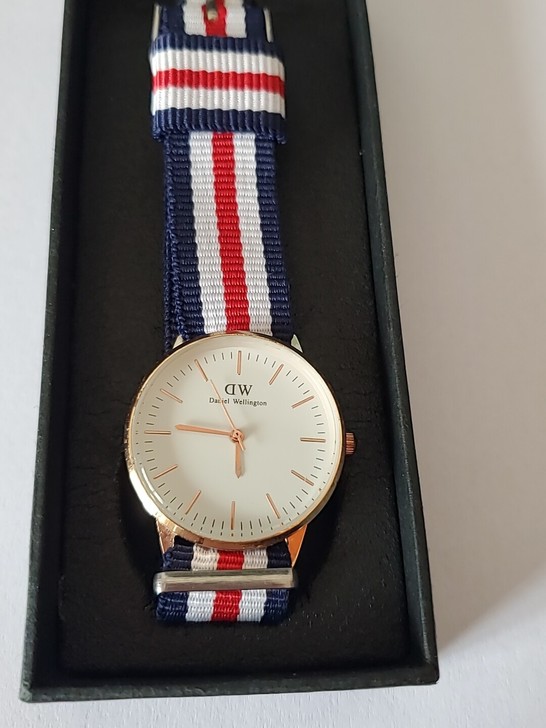 DW手表，朋友送的，真假不知，一次没戴过。...