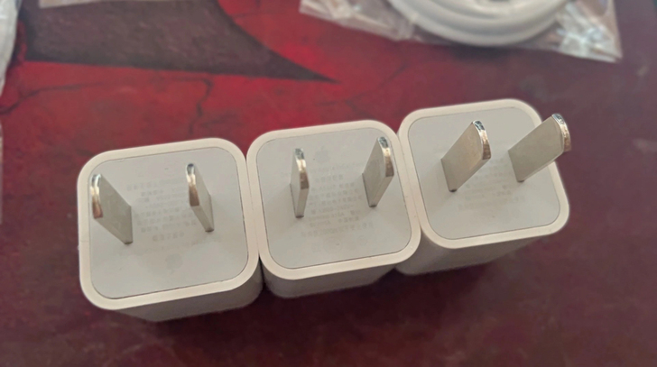 1208(数码)iPhone手机充电器