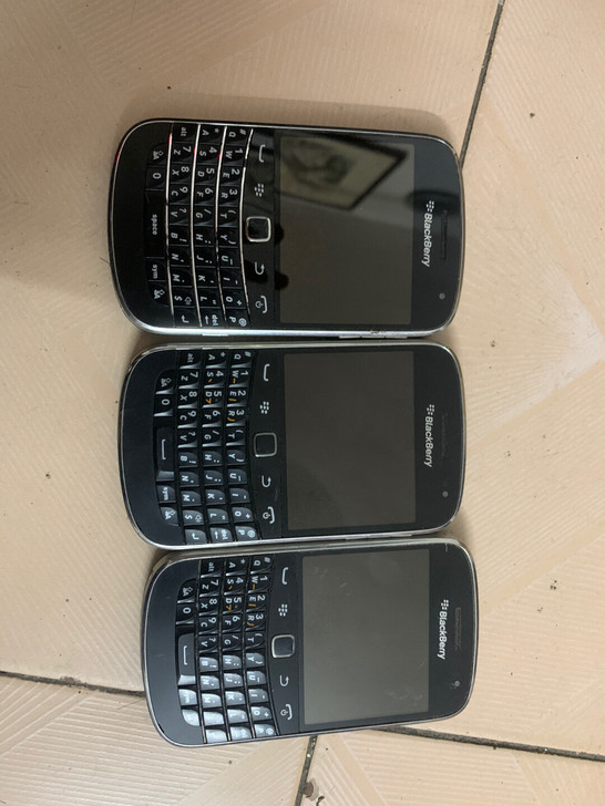 黑莓9900手机，一共俩个，实物拍摄，一个...
