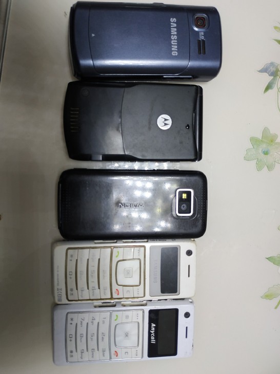 五部手机,都是经典!摩托罗拉v3测了开机的...