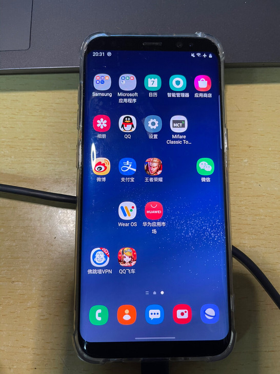 女生自由三星手机 Galaxy S 轻奢版...