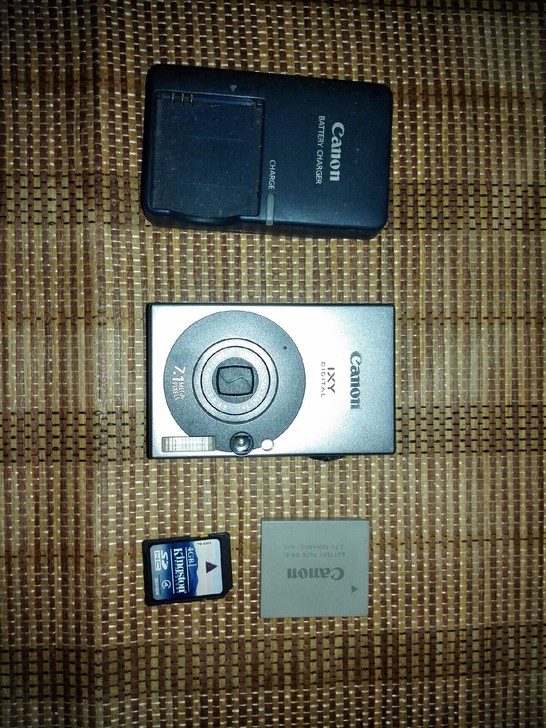 佳能数码相机lXY10,以前在日本带回来的。