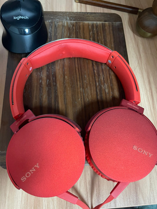 sony耳机，成色如图，使用没问题，便宜出...