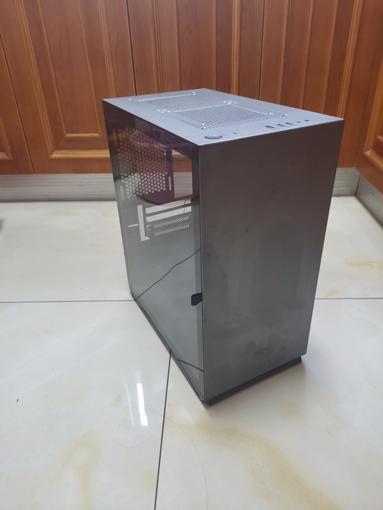 爱国者yogo m2侧透机箱  前面板有点脏