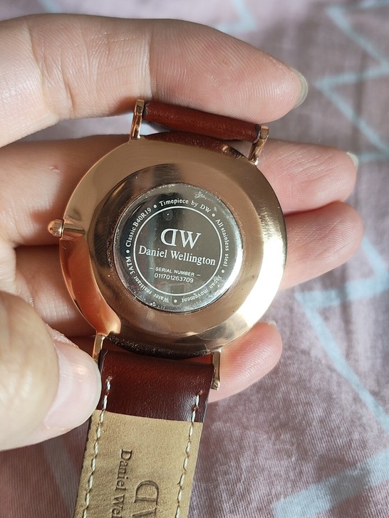 DW手表。后背的膜还在。带了不到一个月，买...