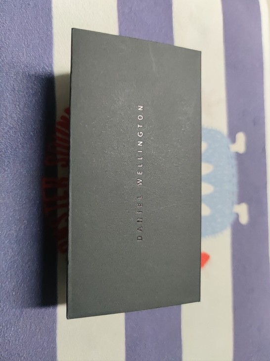 dw正品手表，自己买完发现买错了，想出掉。...