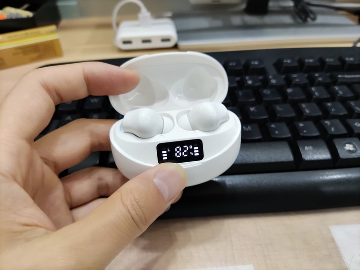 耳机不错的,个人一直用黑色的耳机,这次尝试...