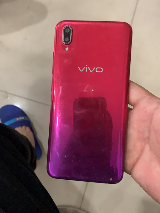 vivo y93S   屏幕内爆了，可以打...