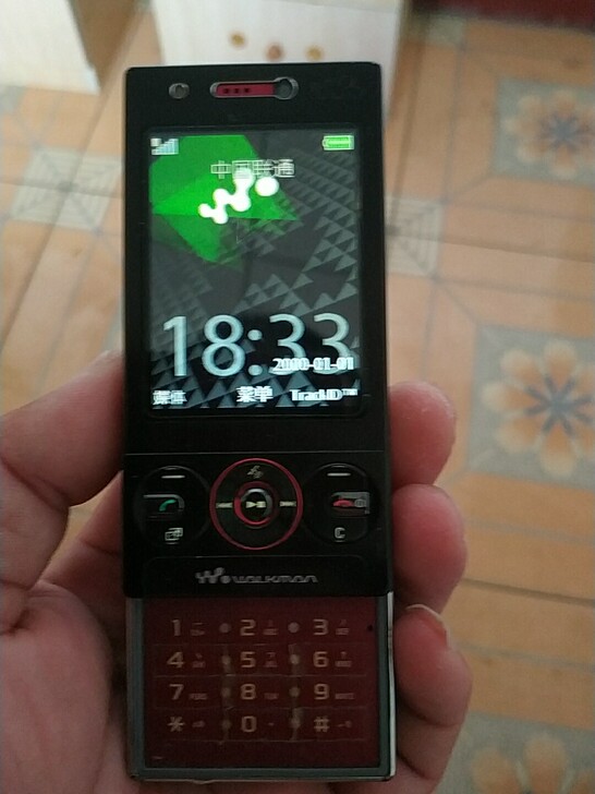 索尼w715滑盖按键手机是一款非常不错的一...