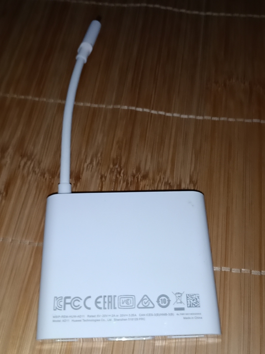 华为扩展坞，成色如图，运行正常，喜欢的联系。