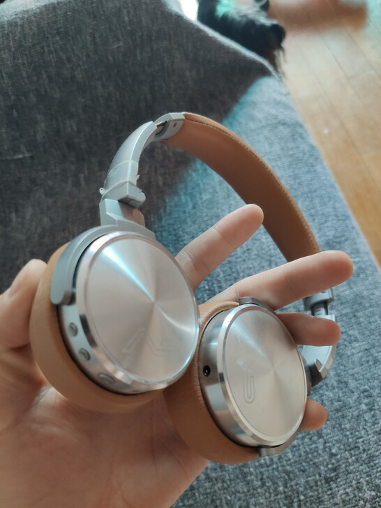 无线耳机，自配充电线，只有主机无配件